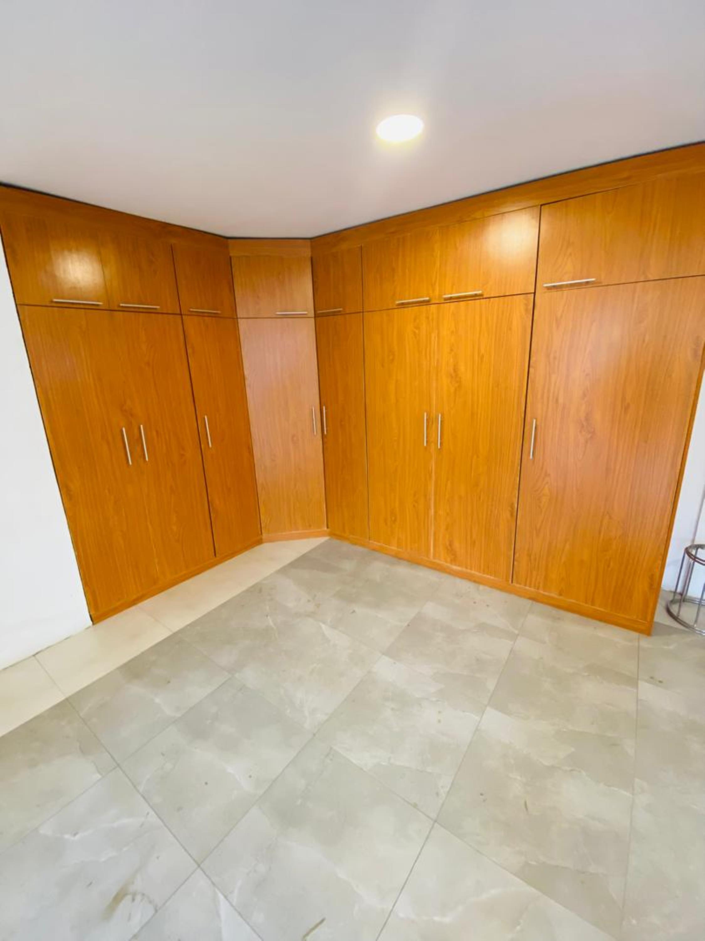 5 Bedrooms House | Strathium